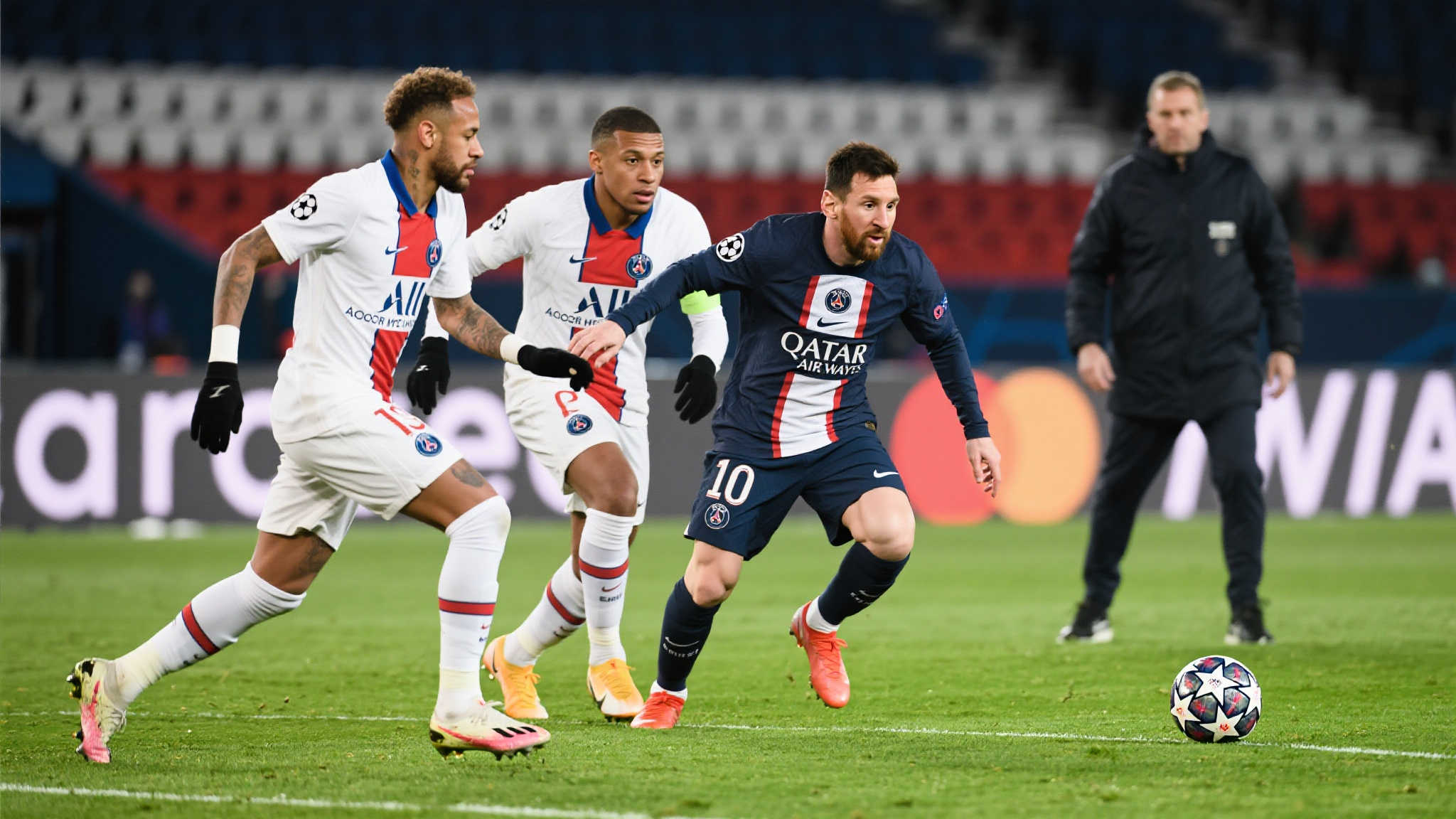 本赛季主教练采取了全新的战术模式，将以往高度依赖个